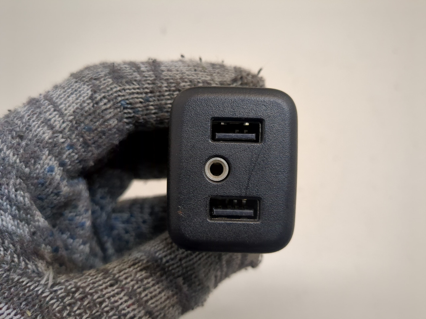 Гнездо AUX / USB IN