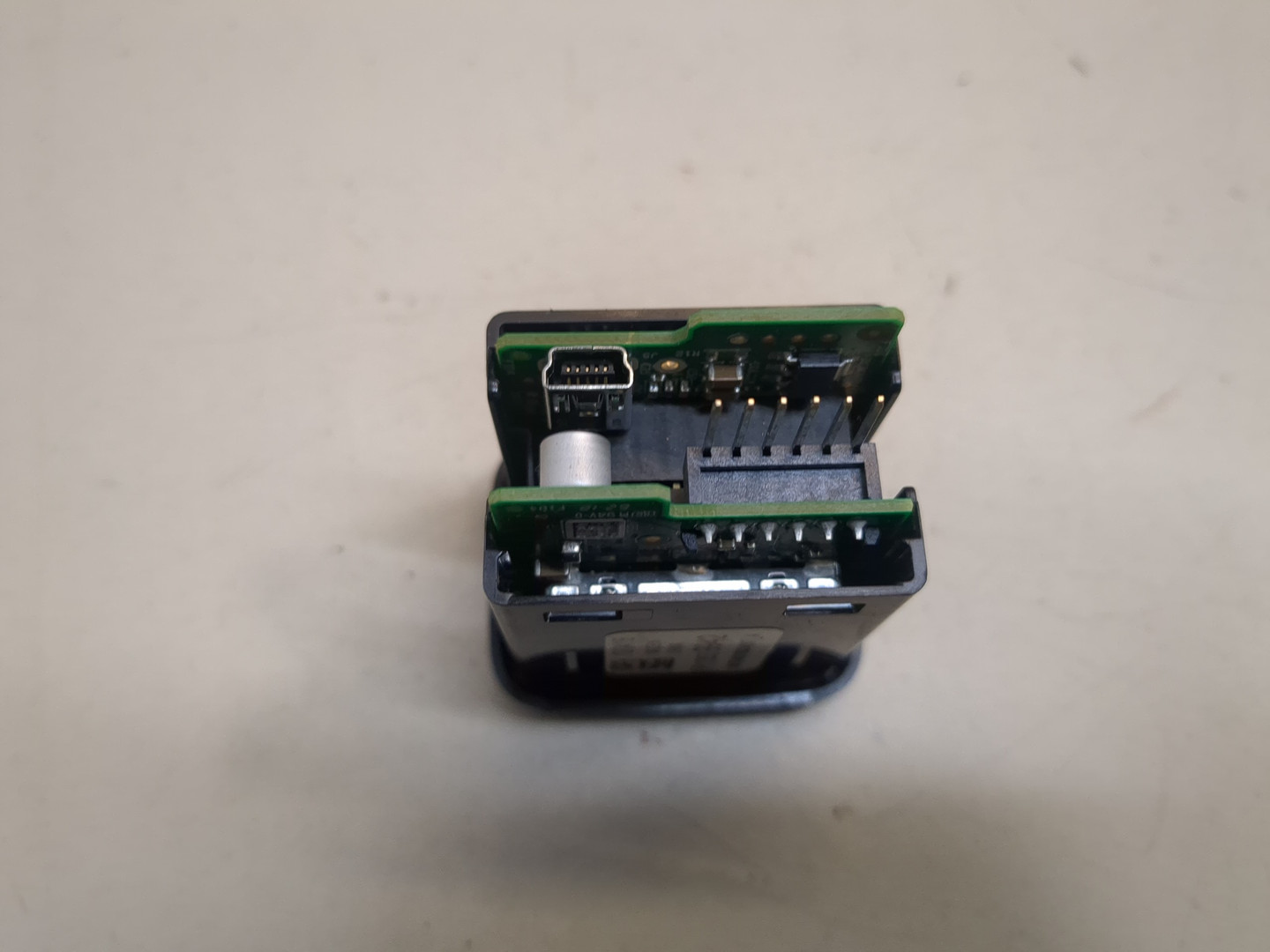 Гнездо AUX / USB IN