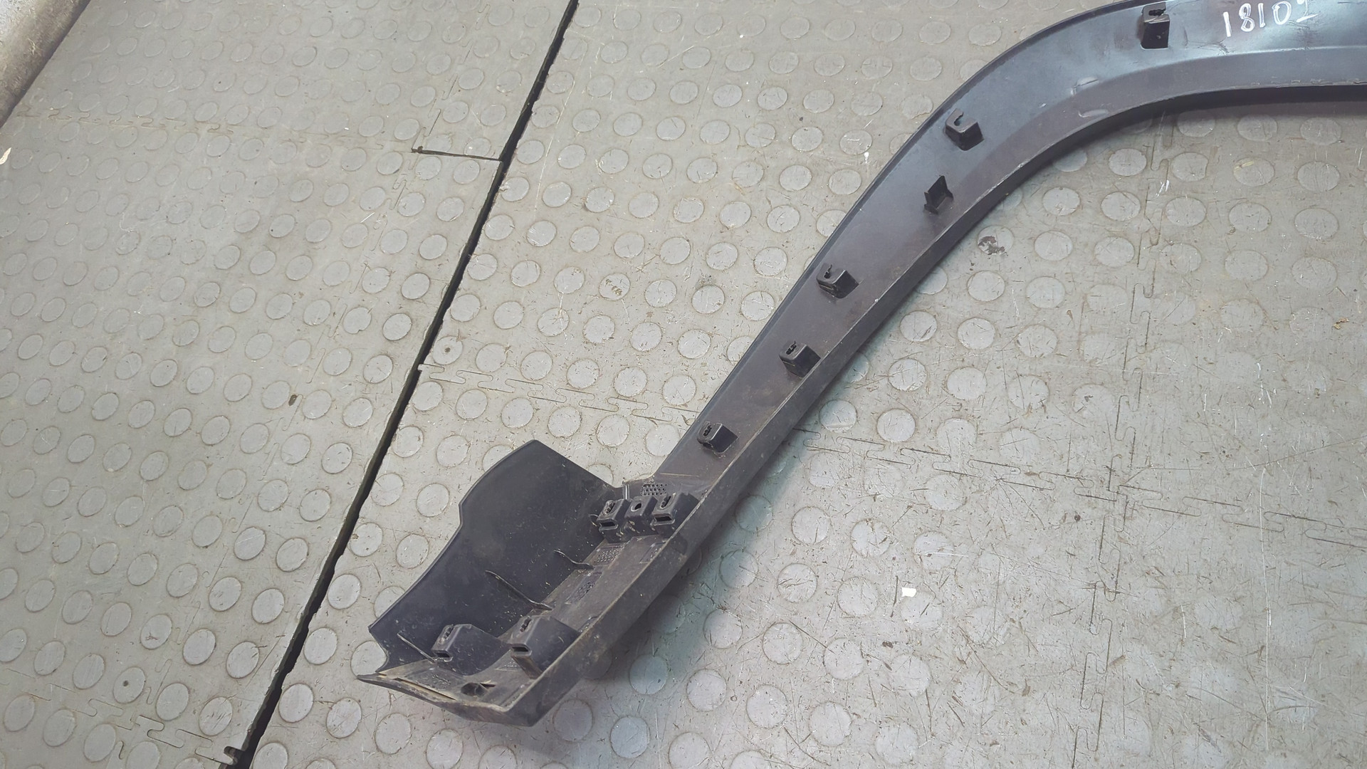 Накладка переднего крыла левого