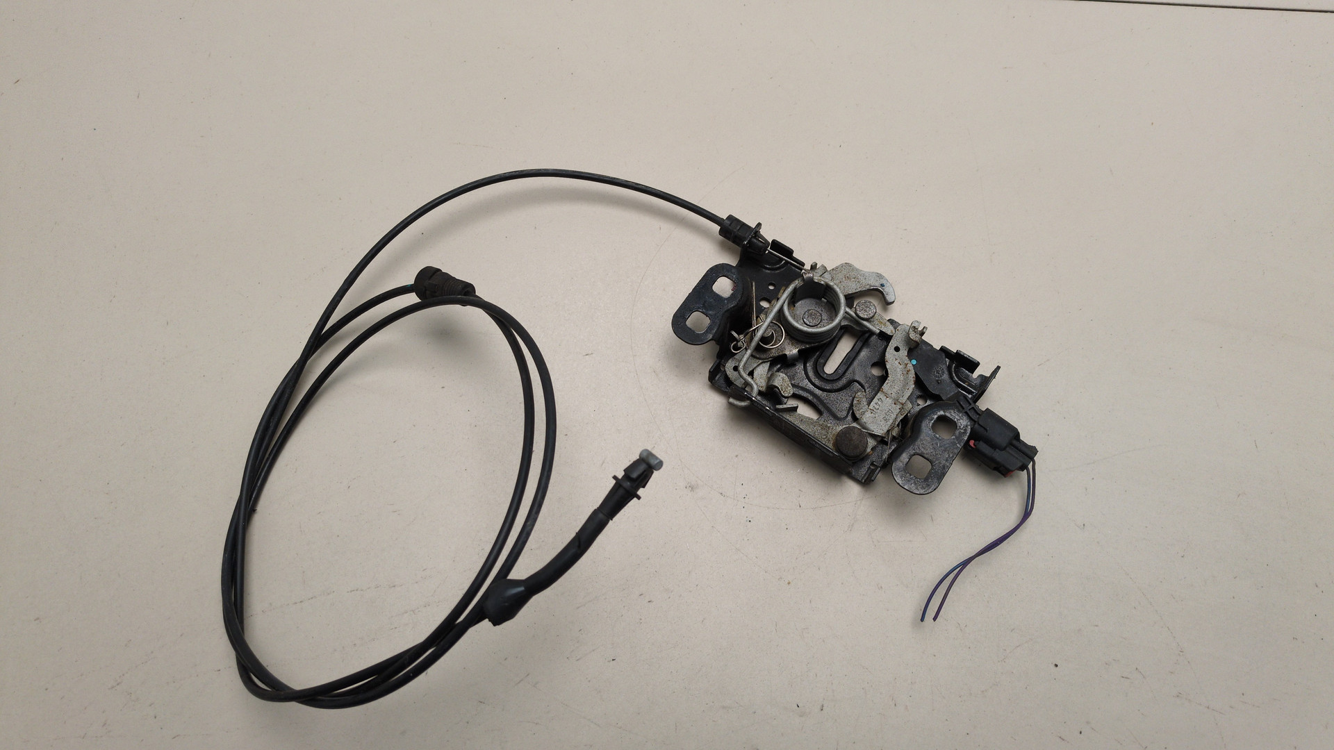 Замок капота