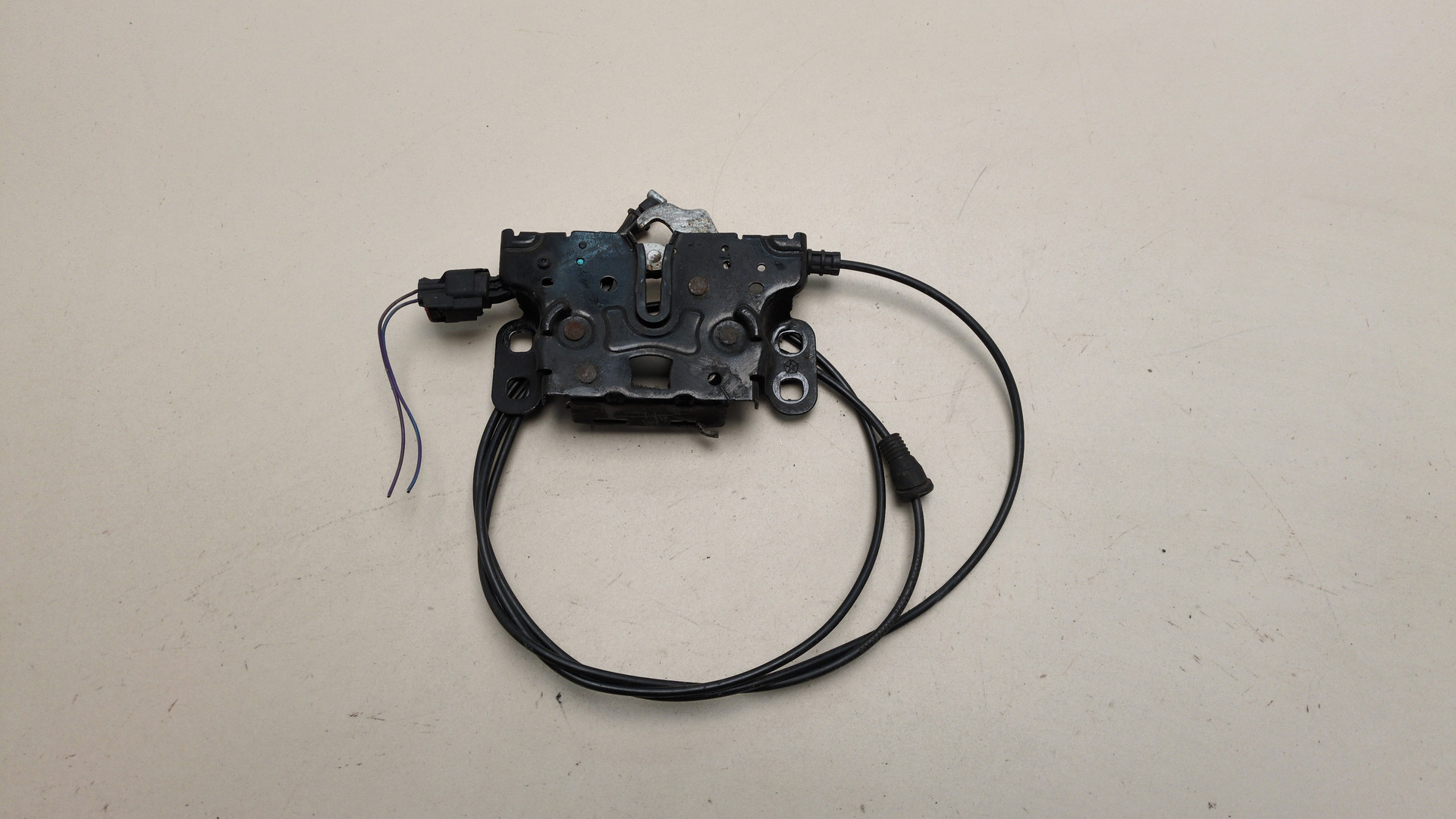 Замок капота