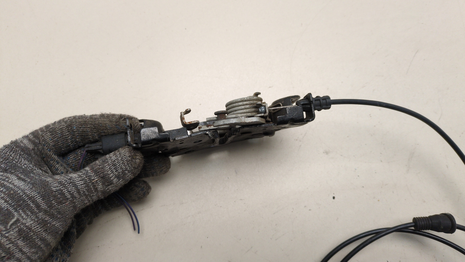 Замок капота