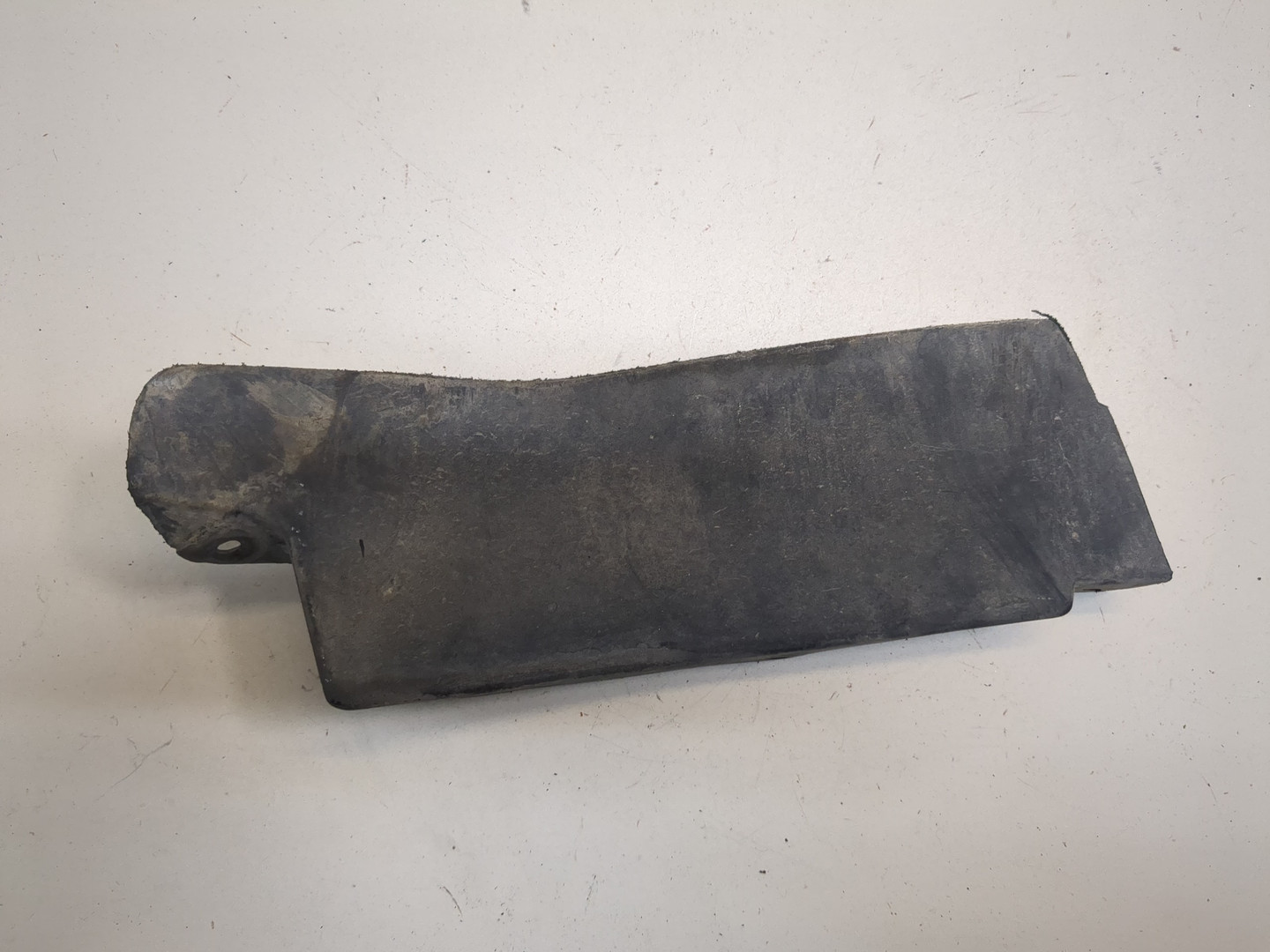 Брызговик передний левый