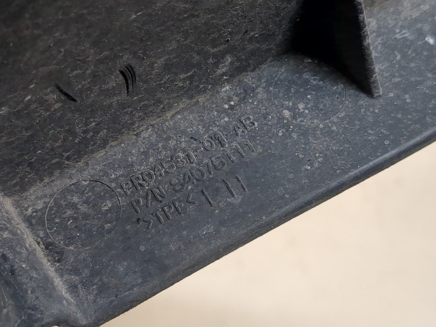 Брызговик передний левый