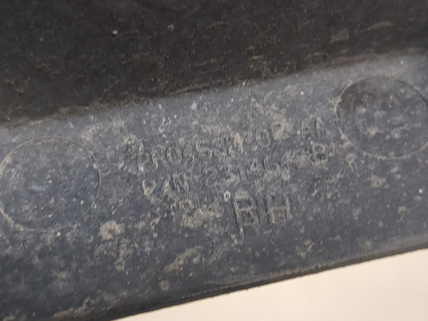 Брызговик передний правый