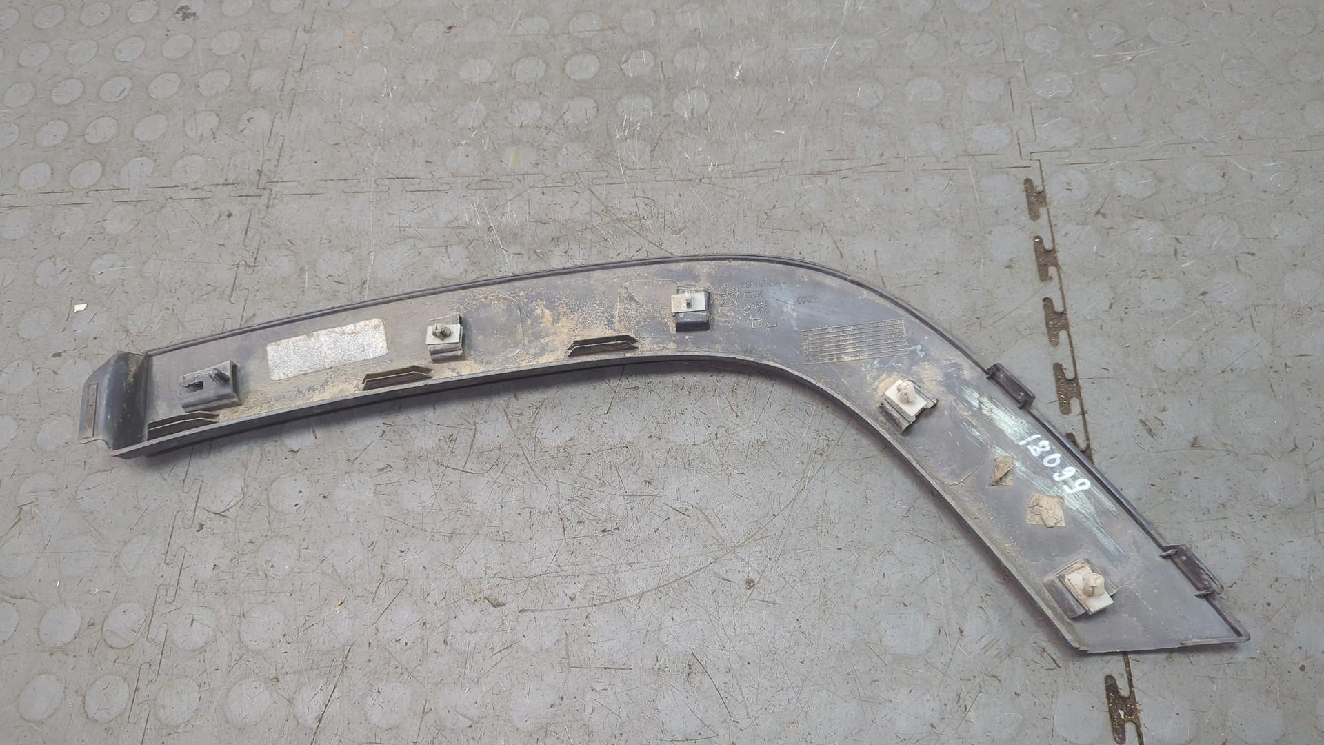 Молдинг заднего крыла правого