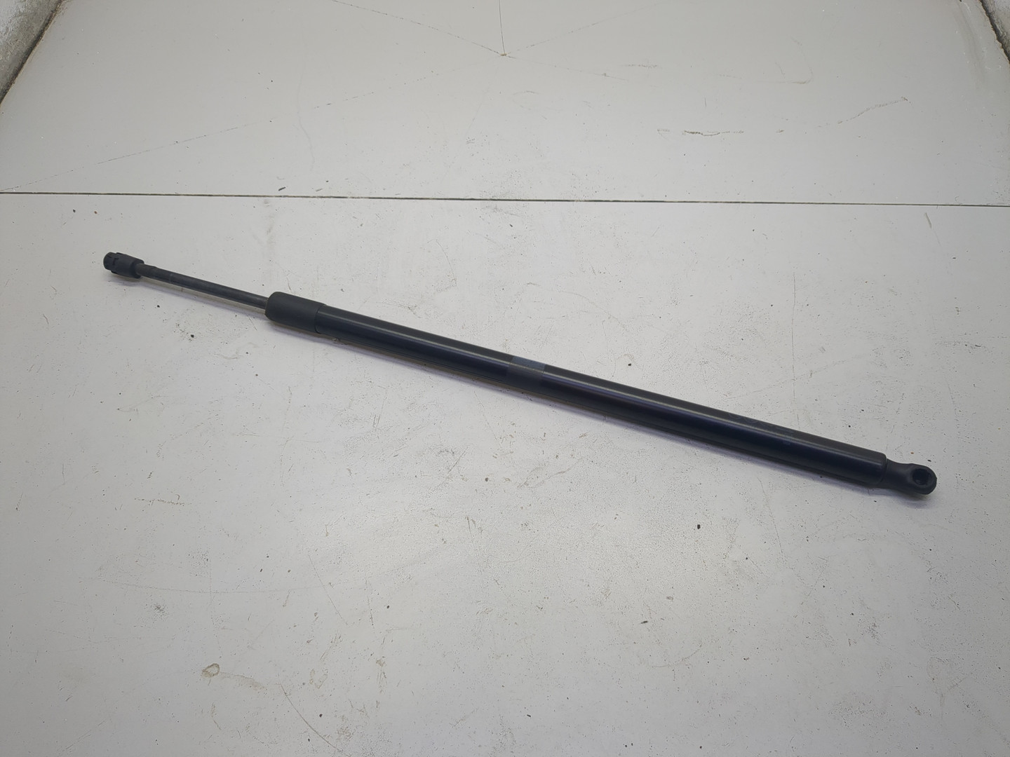 Амортизатор крышки багажника