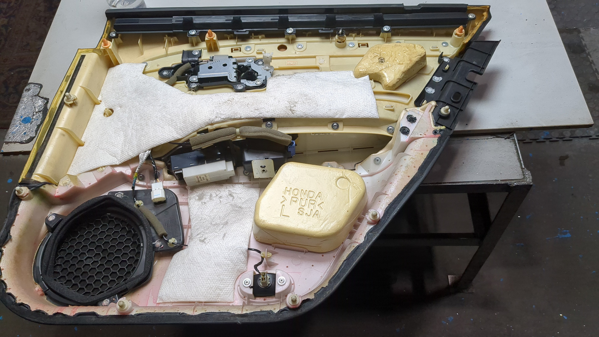 Обшивка двери задней левой