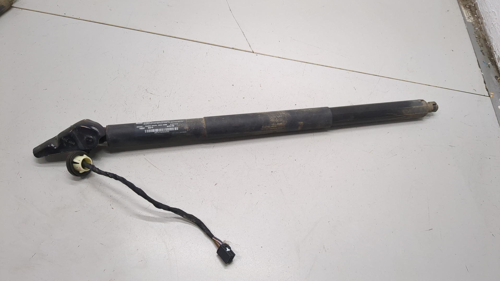 Амортизатор крышки багажника