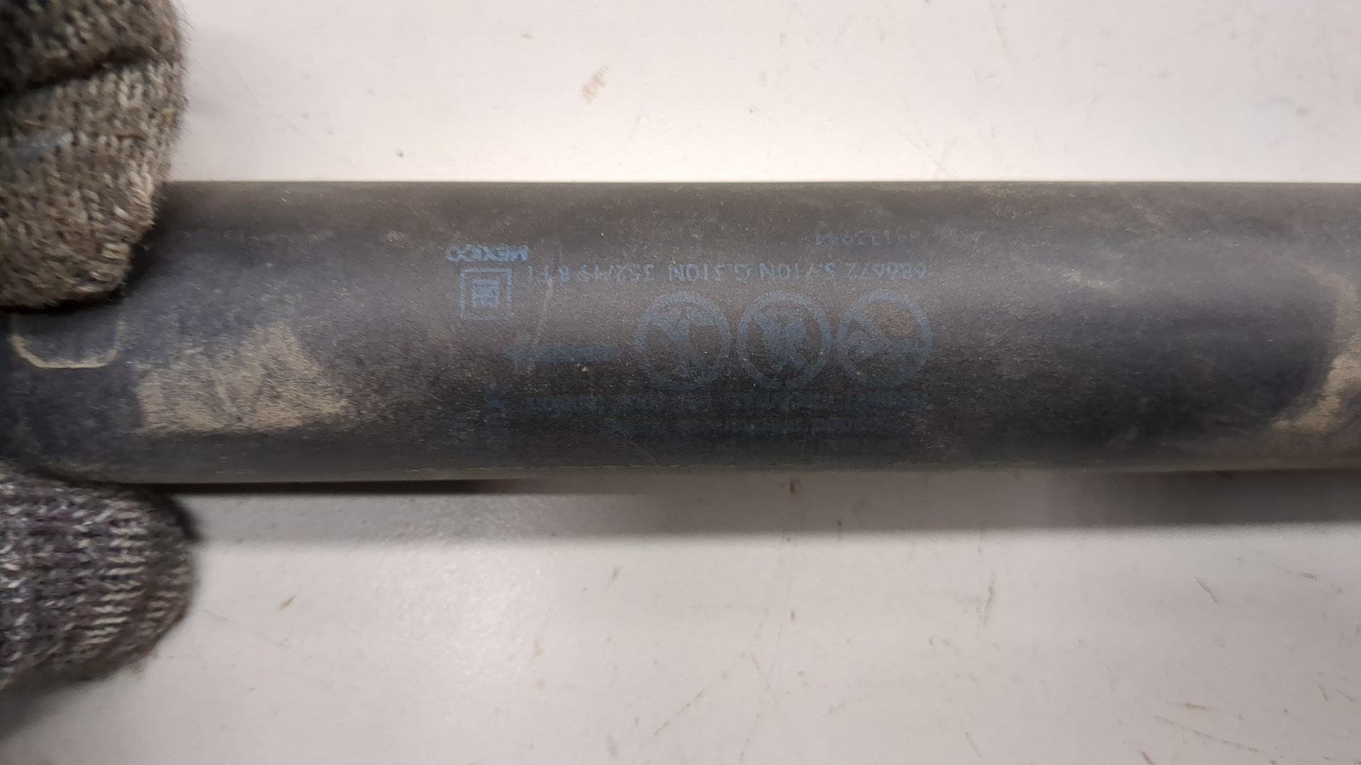 Амортизатор крышки багажника