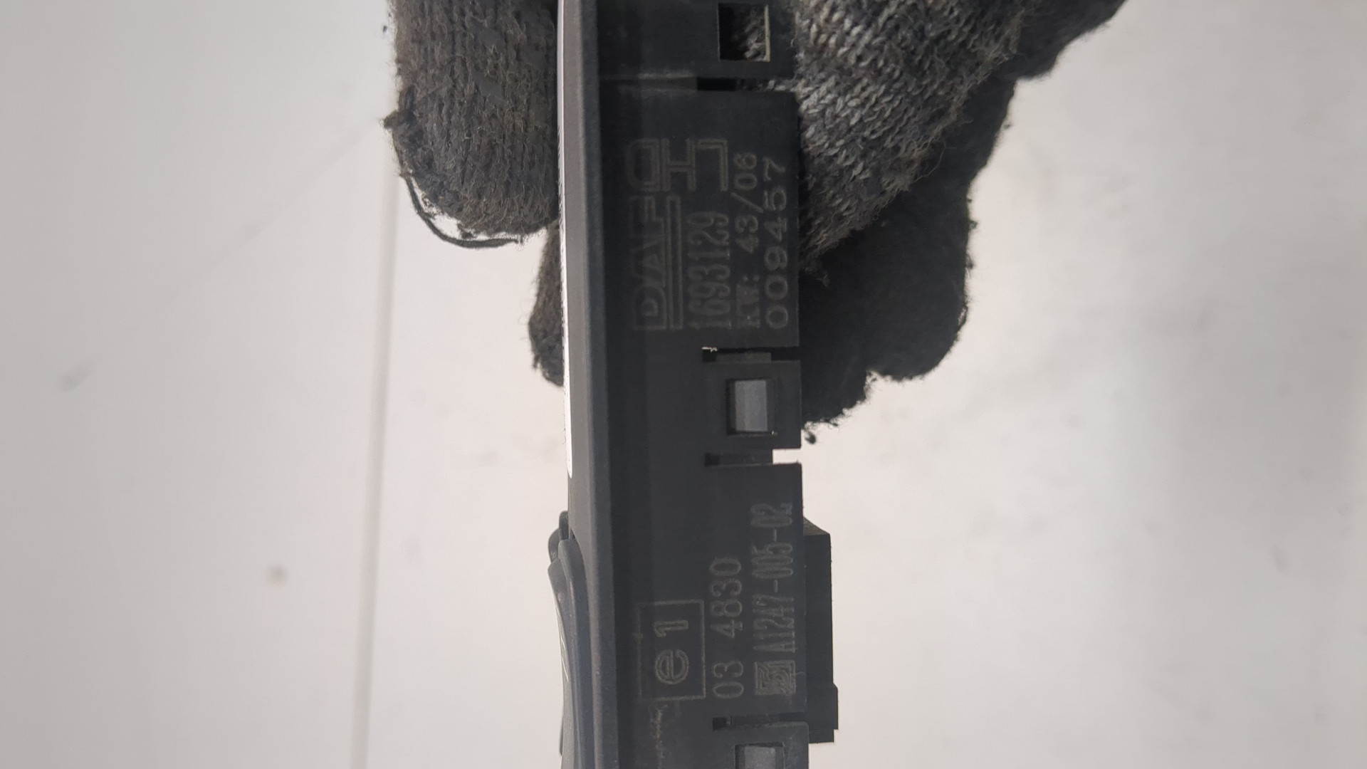 Кнопка стеклоподъемника