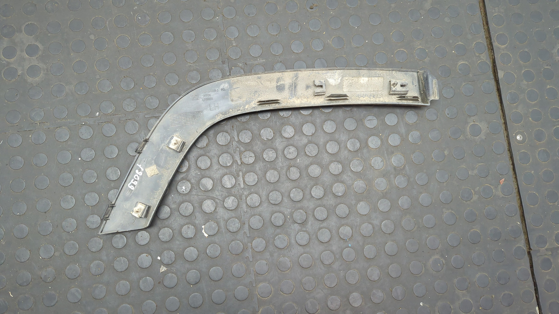 Накладка заднего крыла левого