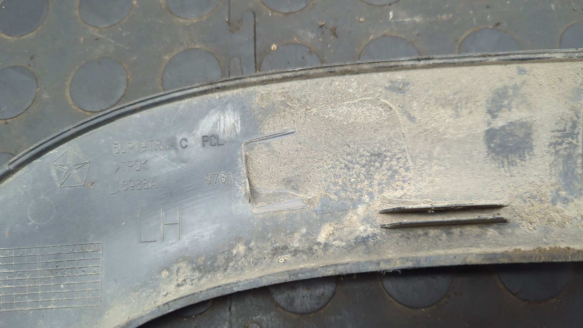 Накладка заднего крыла левого