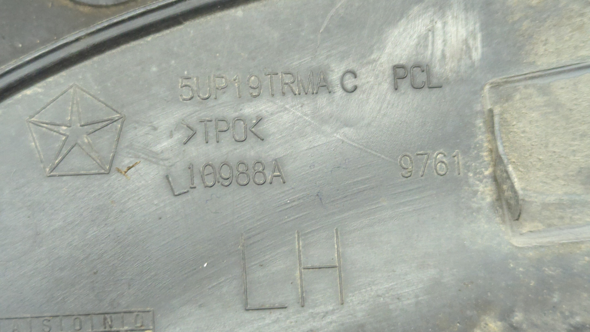 Накладка заднего крыла левого