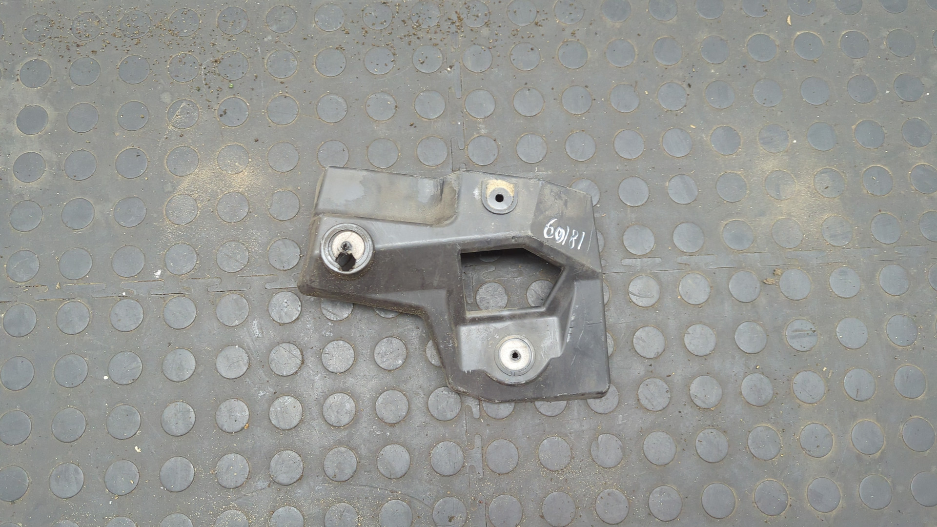 Кронштейн заднего бампера левый