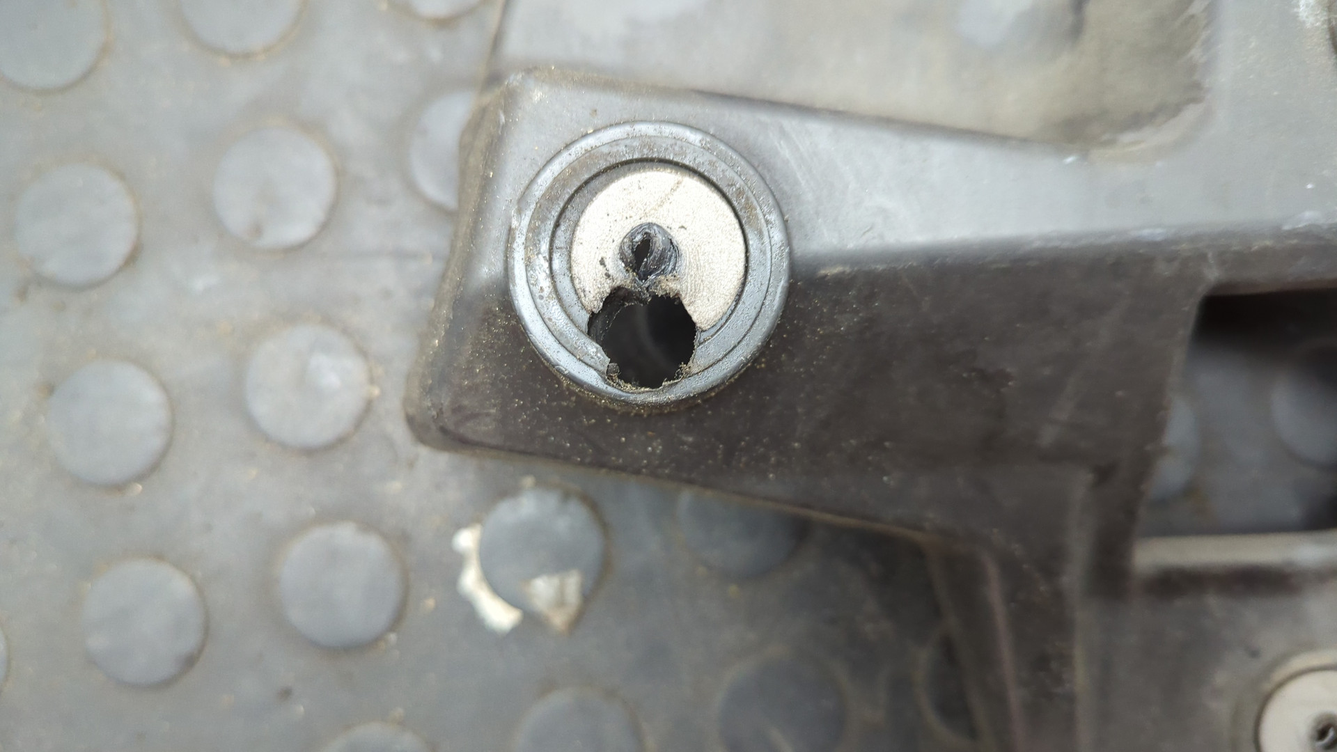 Кронштейн заднего бампера левый