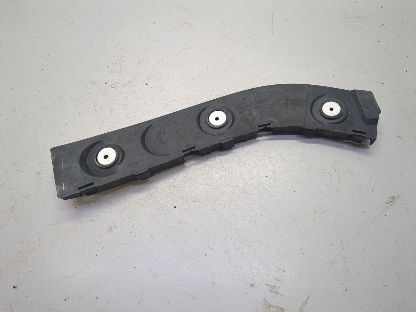 Кронштейн заднего бампера правый