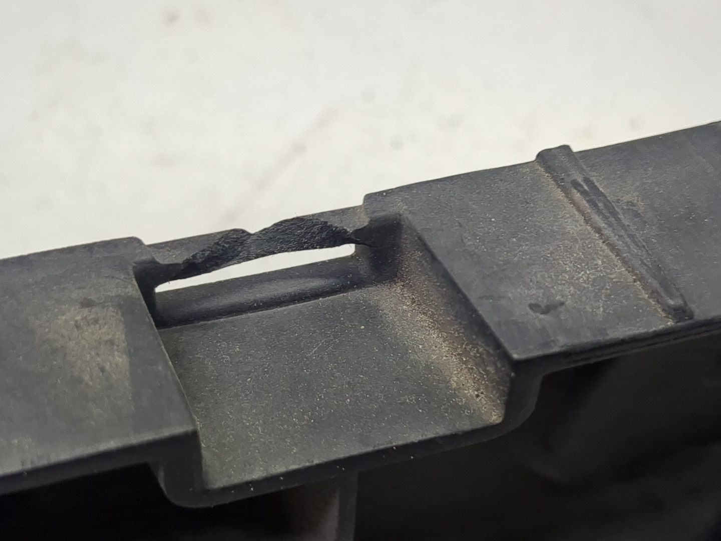 Кронштейн заднего бампера правый