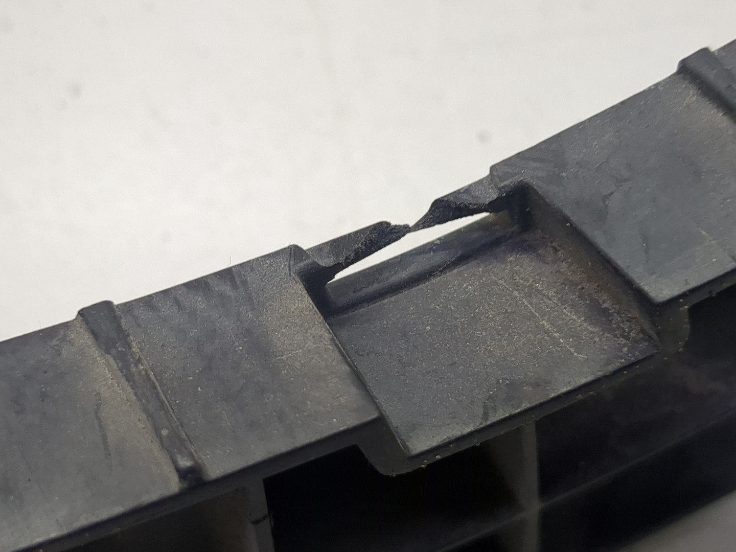 Кронштейн заднего бампера правый