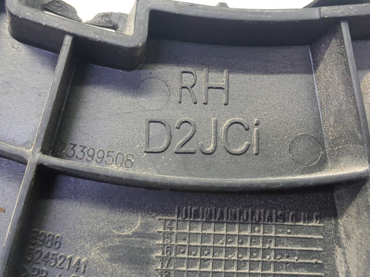 Кронштейн заднего бампера правый