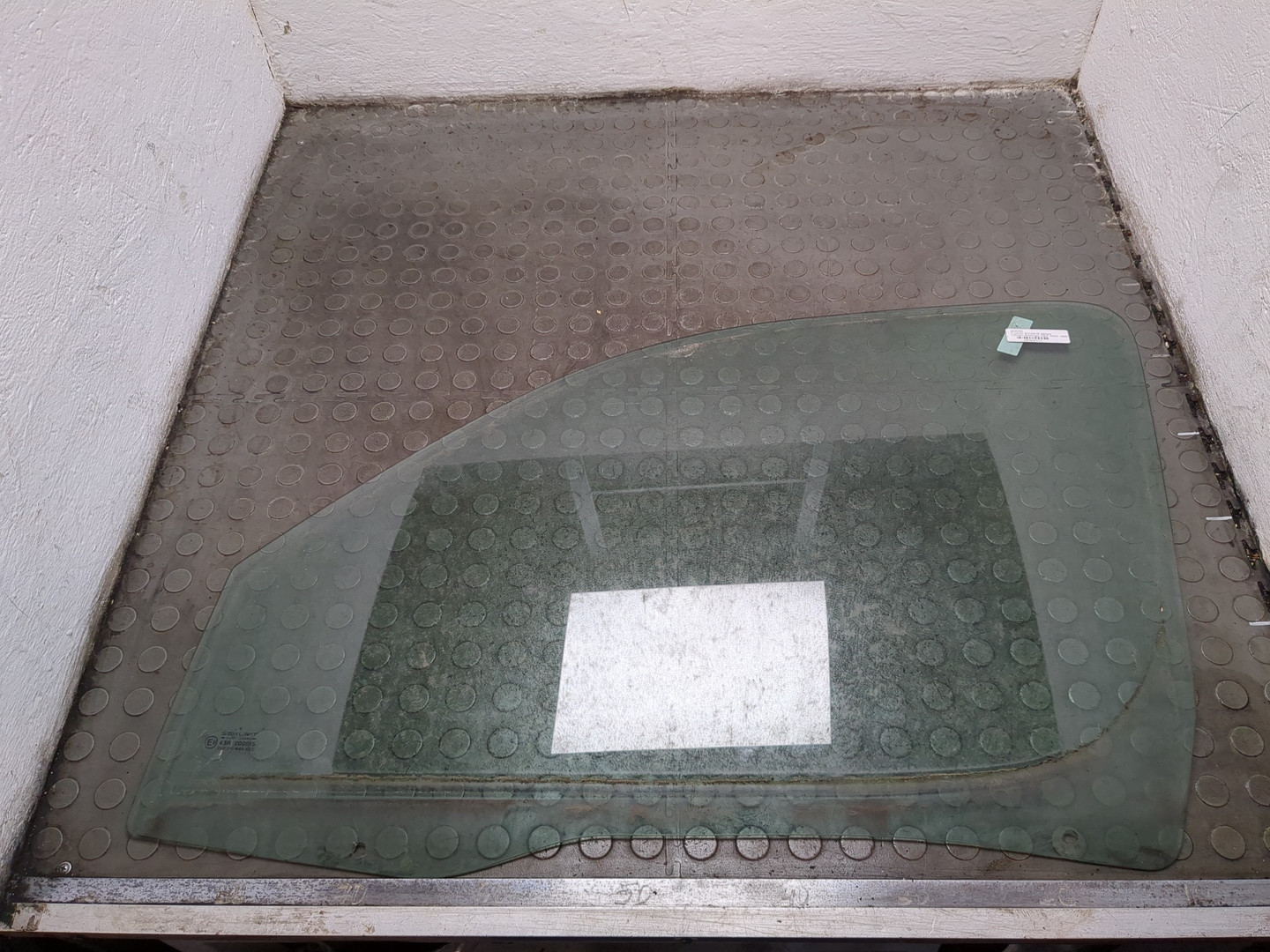 Стекло двери передней левой