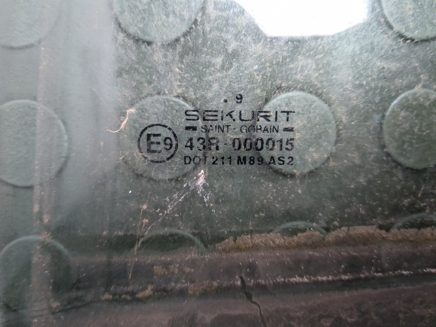 Стекло двери передней левой