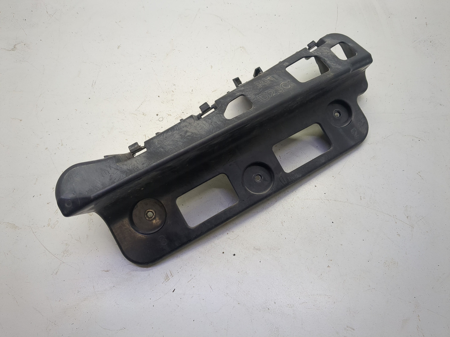 Кронштейн заднего бампера правый