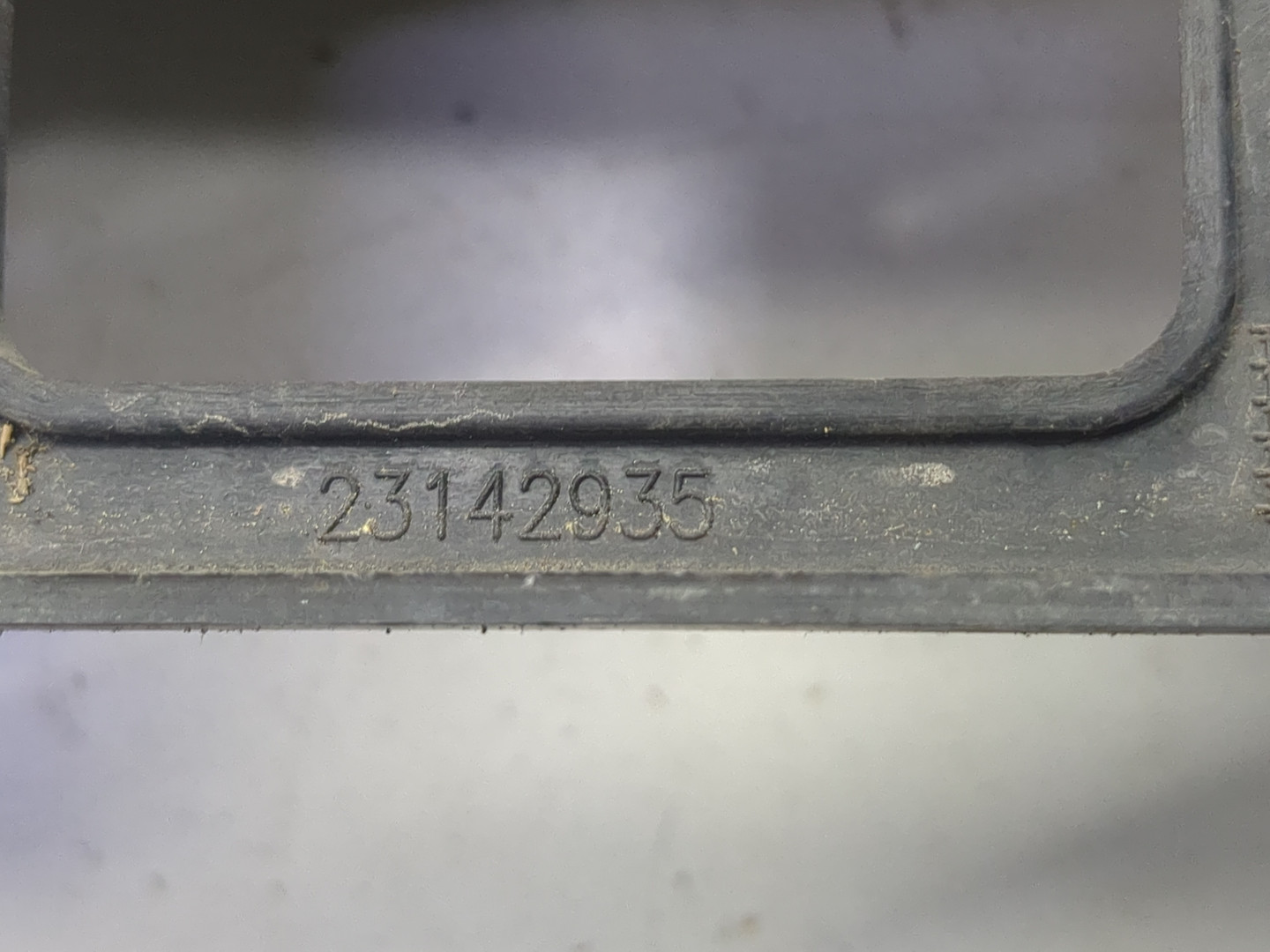 Кронштейн заднего бампера правый