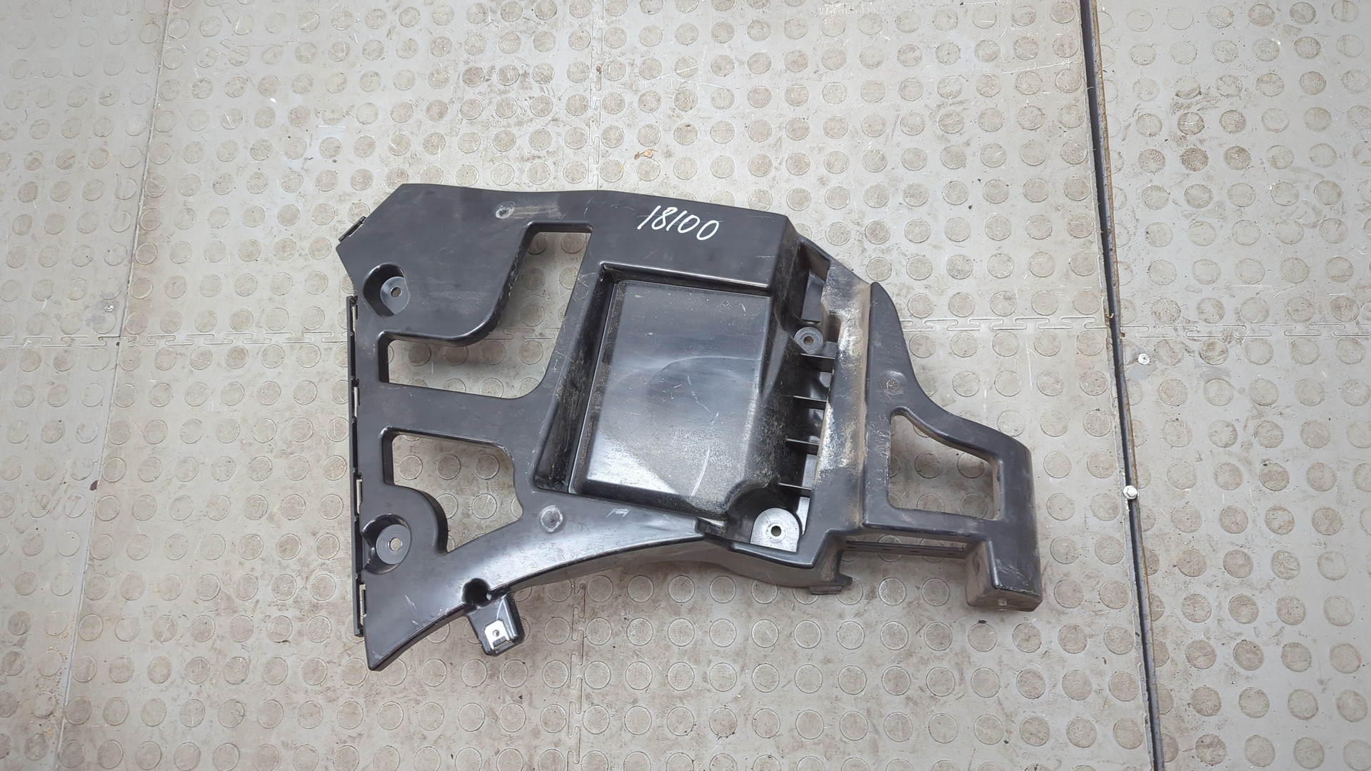 Кронштейн заднего бампера левый