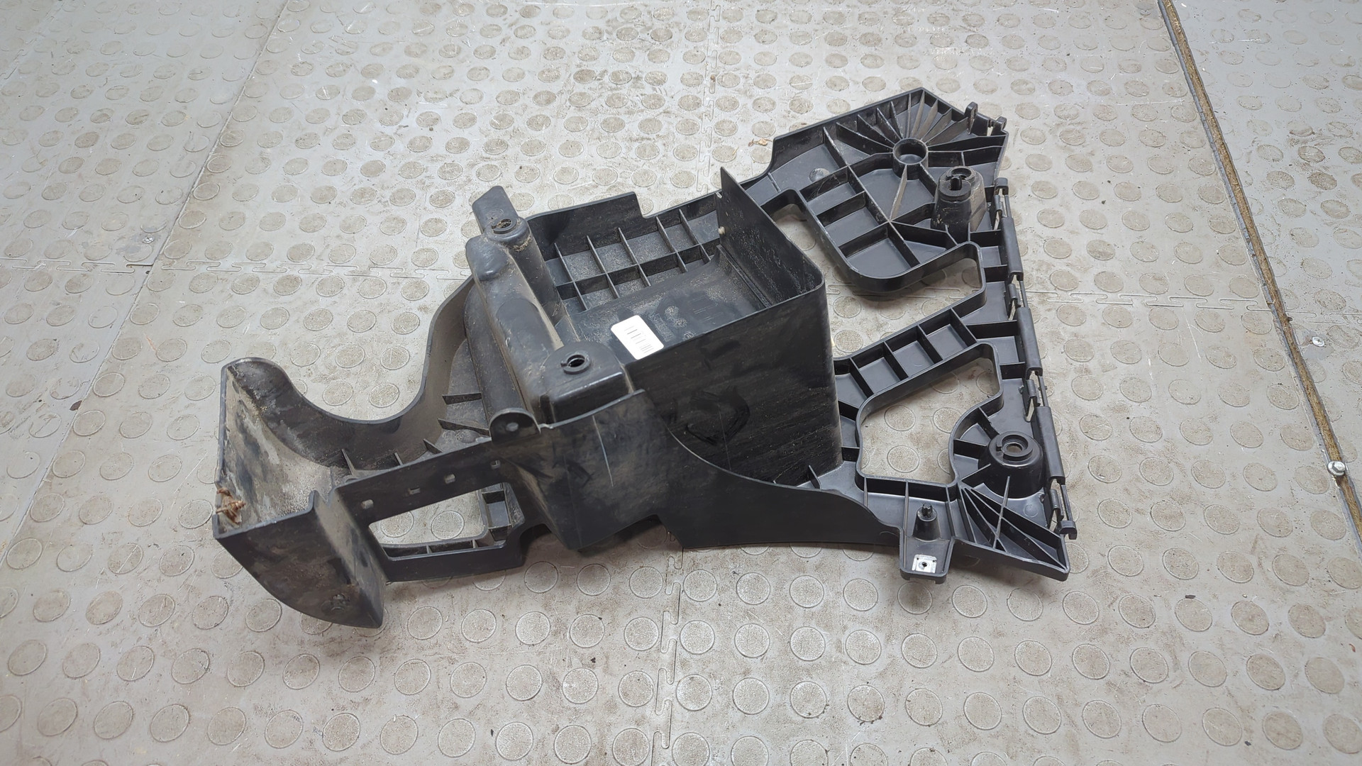 Кронштейн заднего бампера левый