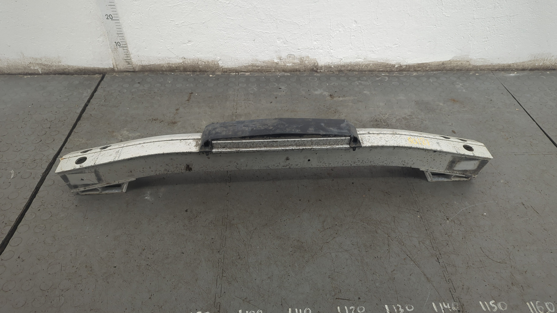 Усилитель переднего бампера