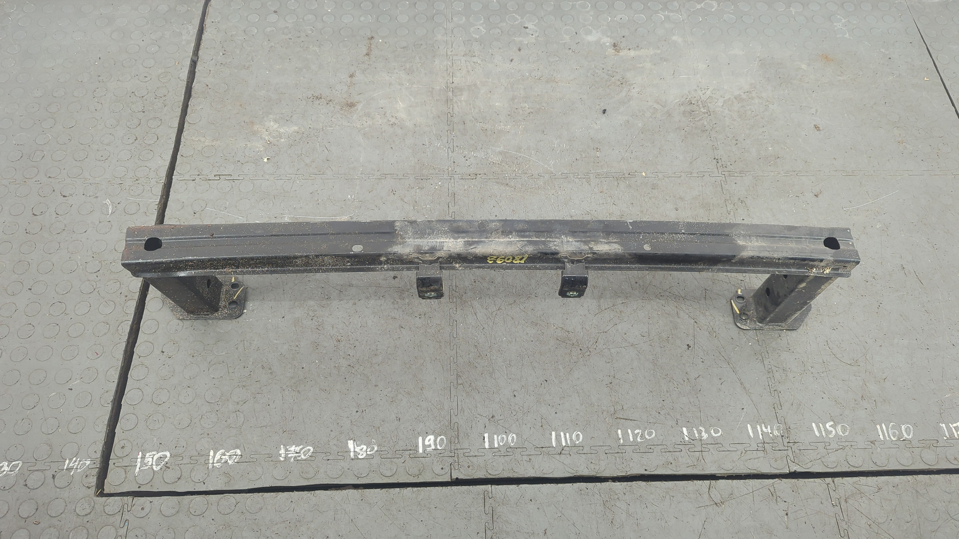 Усилитель переднего бампера