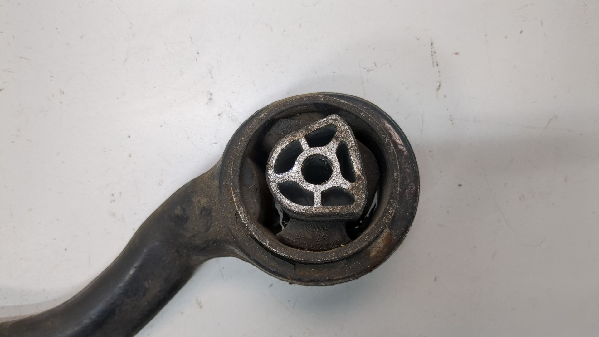 Рычаг передний правый