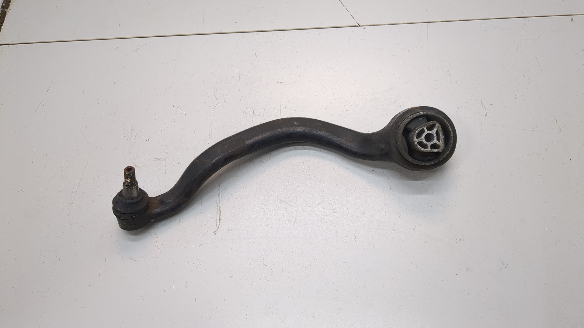 Рычаг передний левый