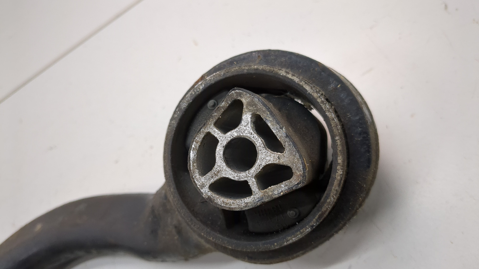 Рычаг передний левый