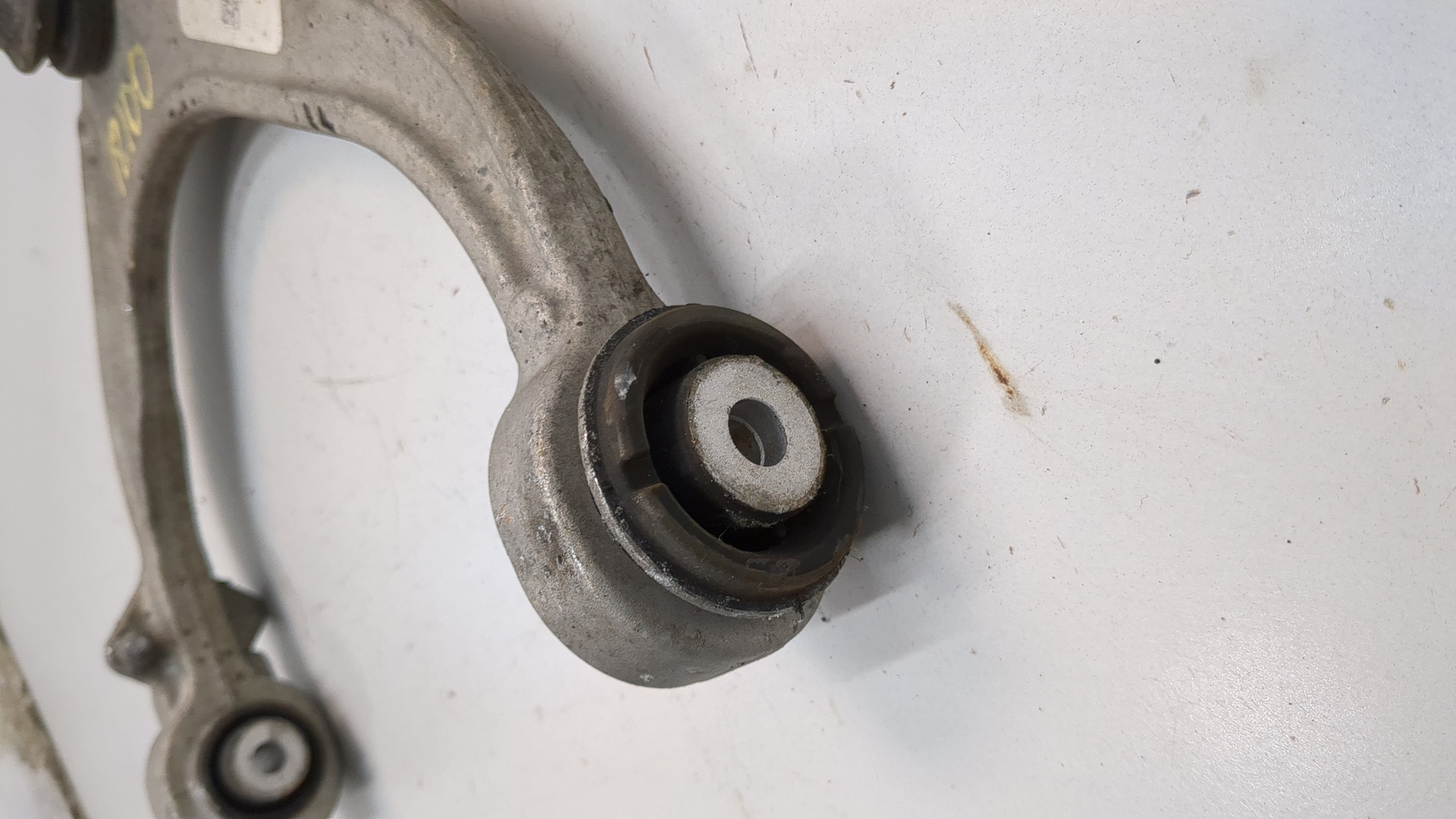 Рычаг передний левый