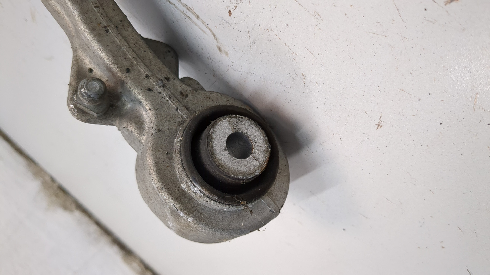 Рычаг передний левый