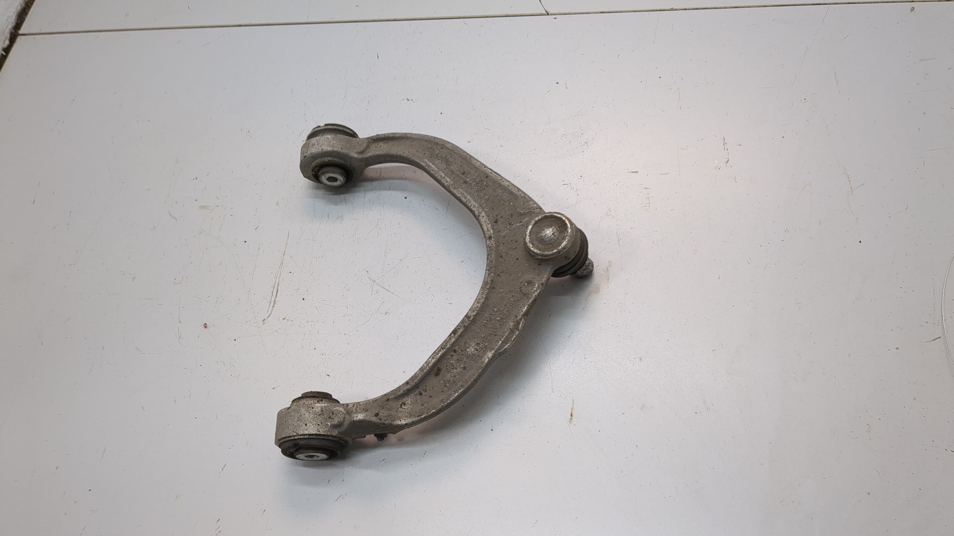 Рычаг передний левый