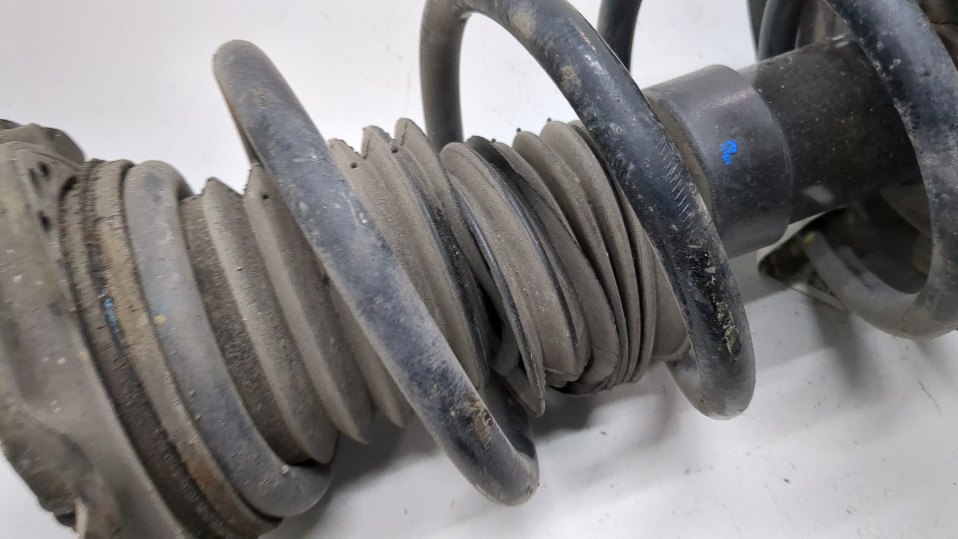 Амортизатор передний правый