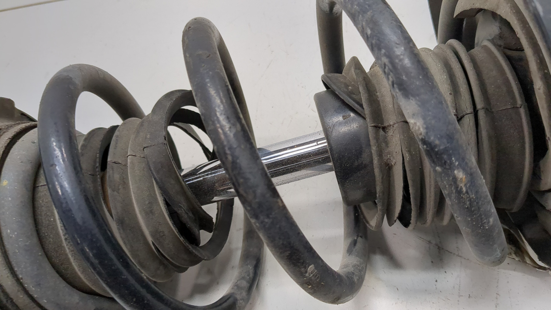 Амортизатор передний левый