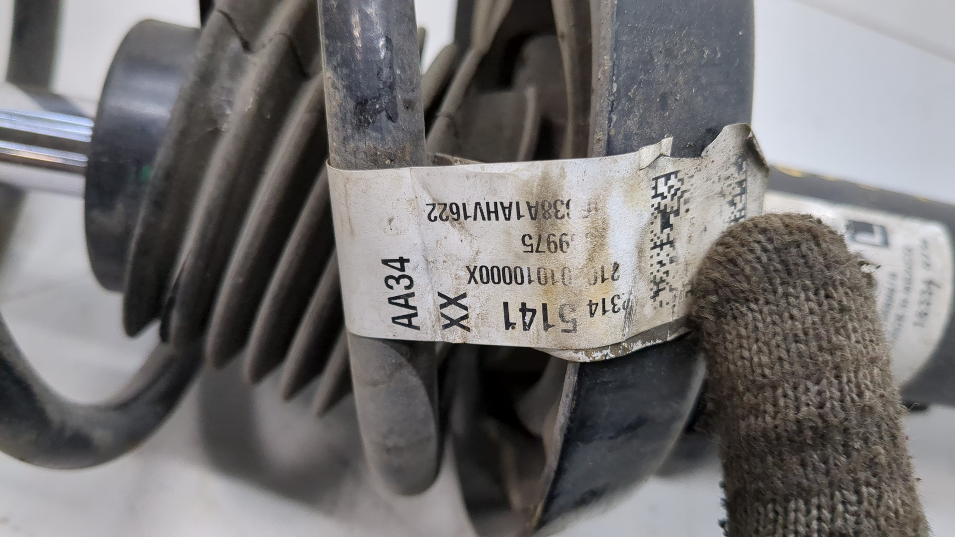 Амортизатор передний левый