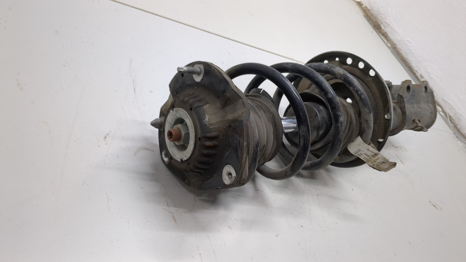 Амортизатор передний левый