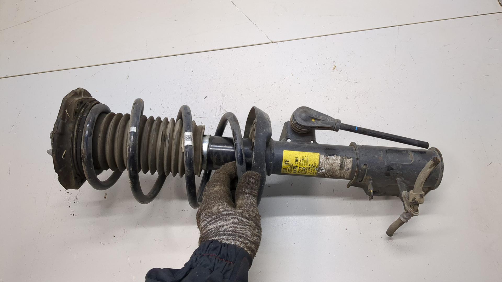 Амортизатор передний правый