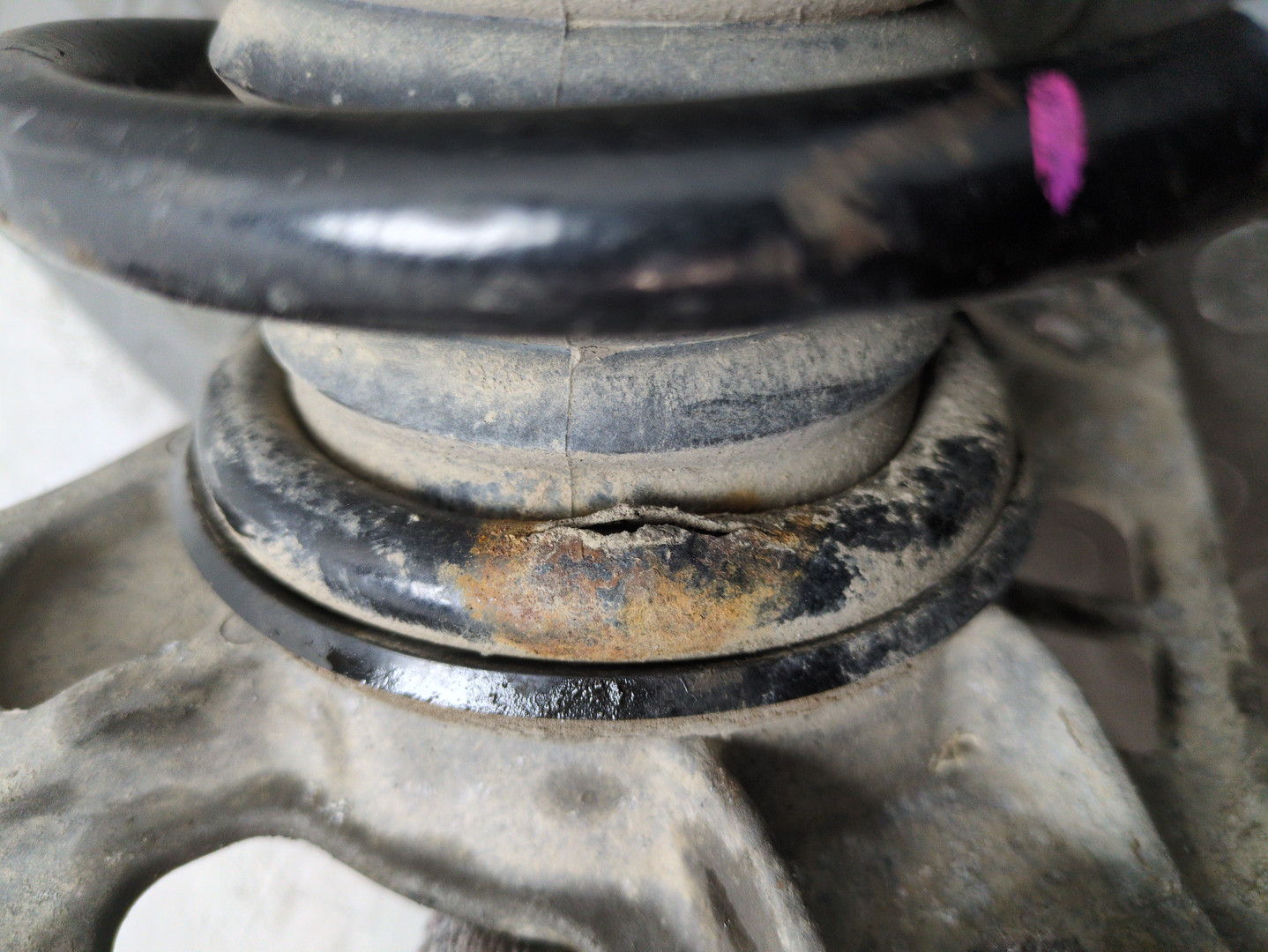 Амортизатор задний левый