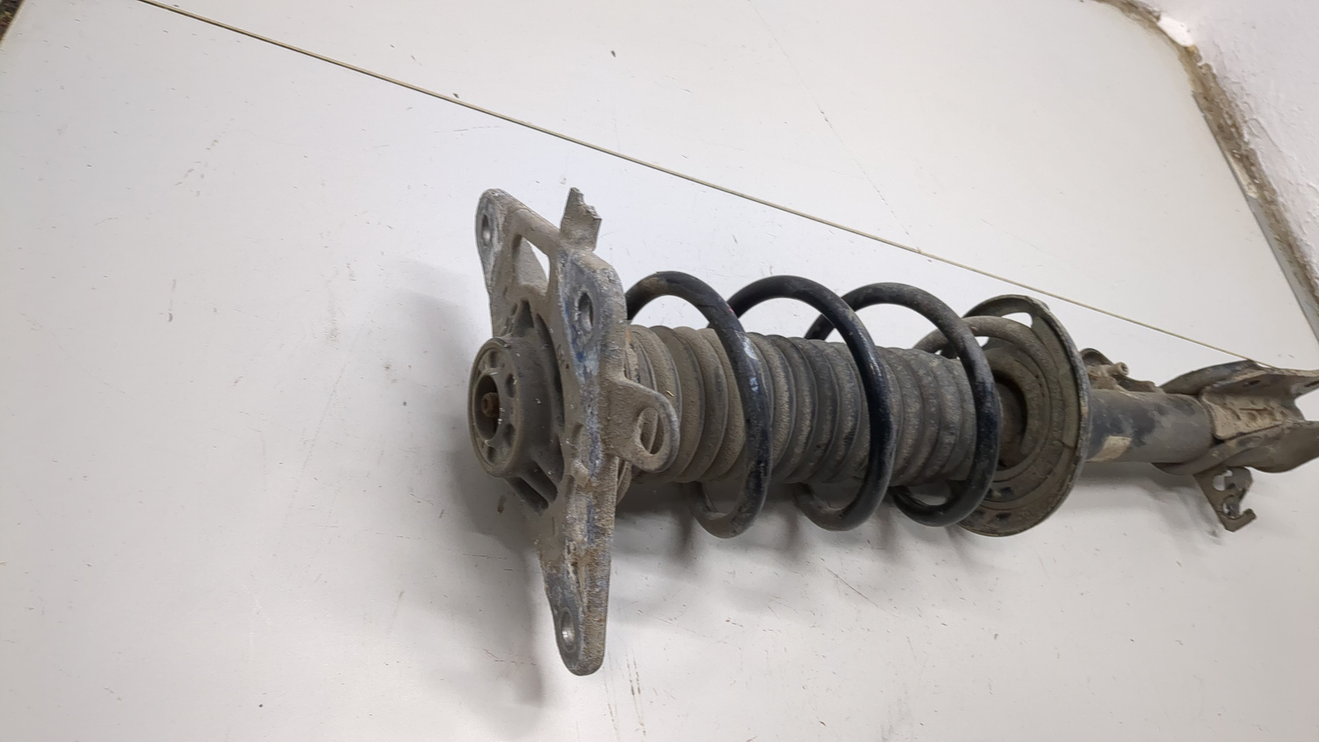 Амортизатор задний левый