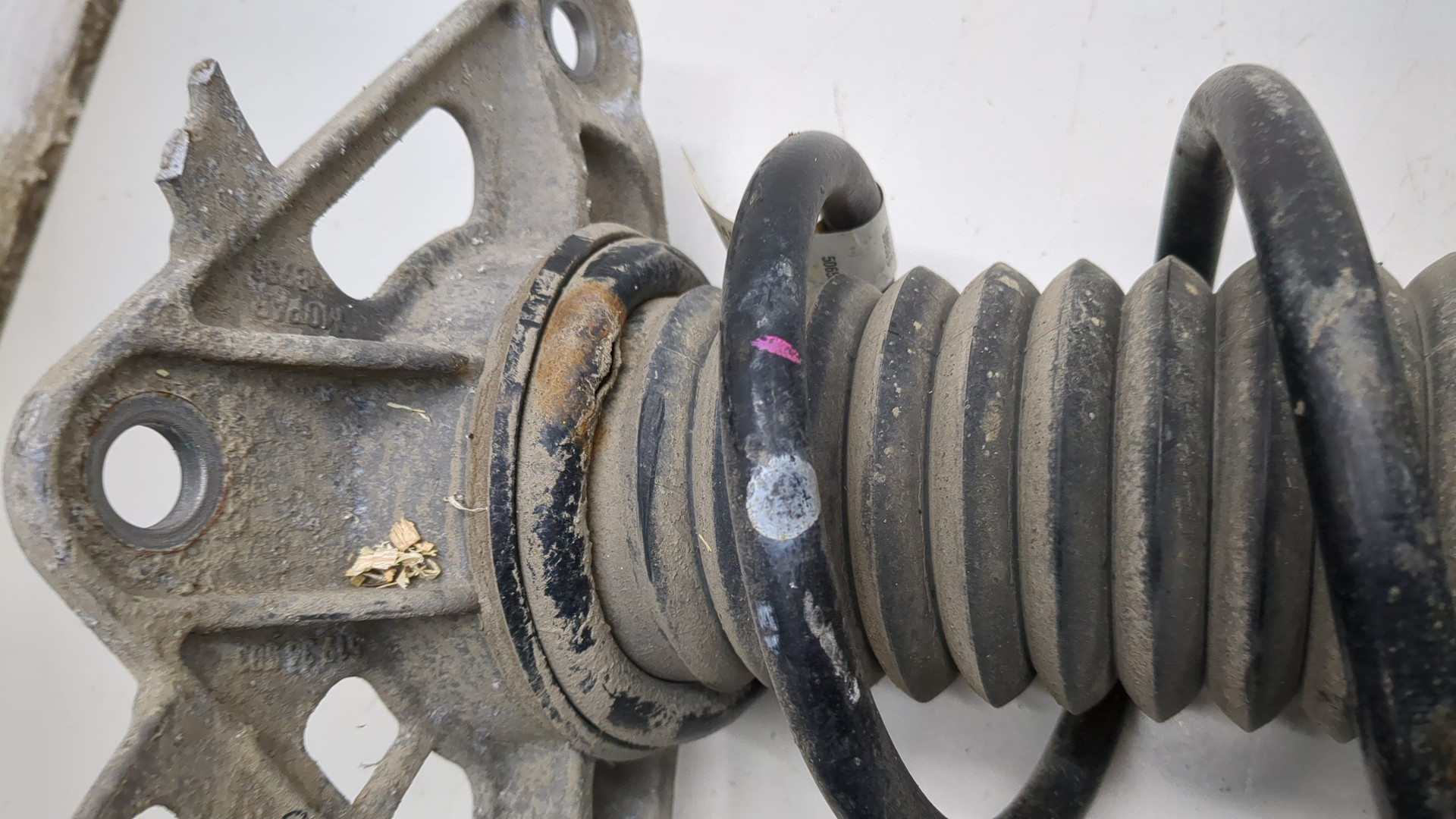 Амортизатор задний левый