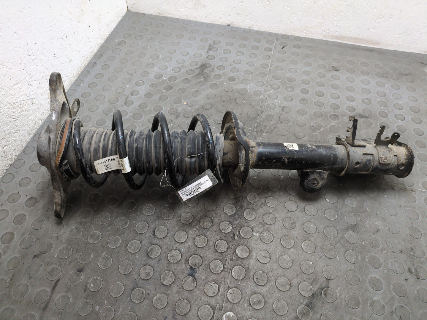 Амортизатор задний левый