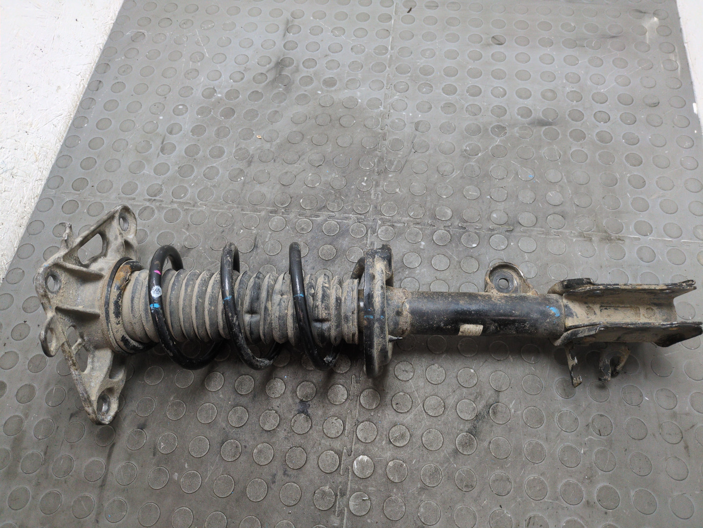 Амортизатор задний левый