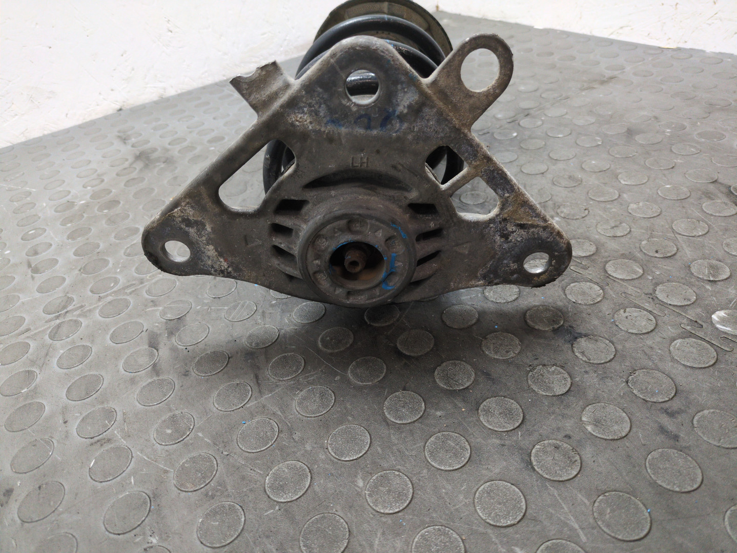 Амортизатор задний левый