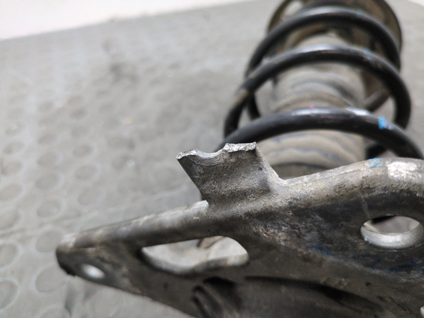 Амортизатор задний левый